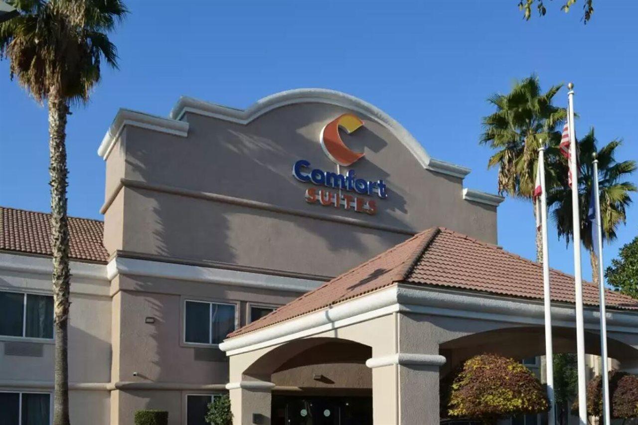Comfort Suites Tulare Exterior photo