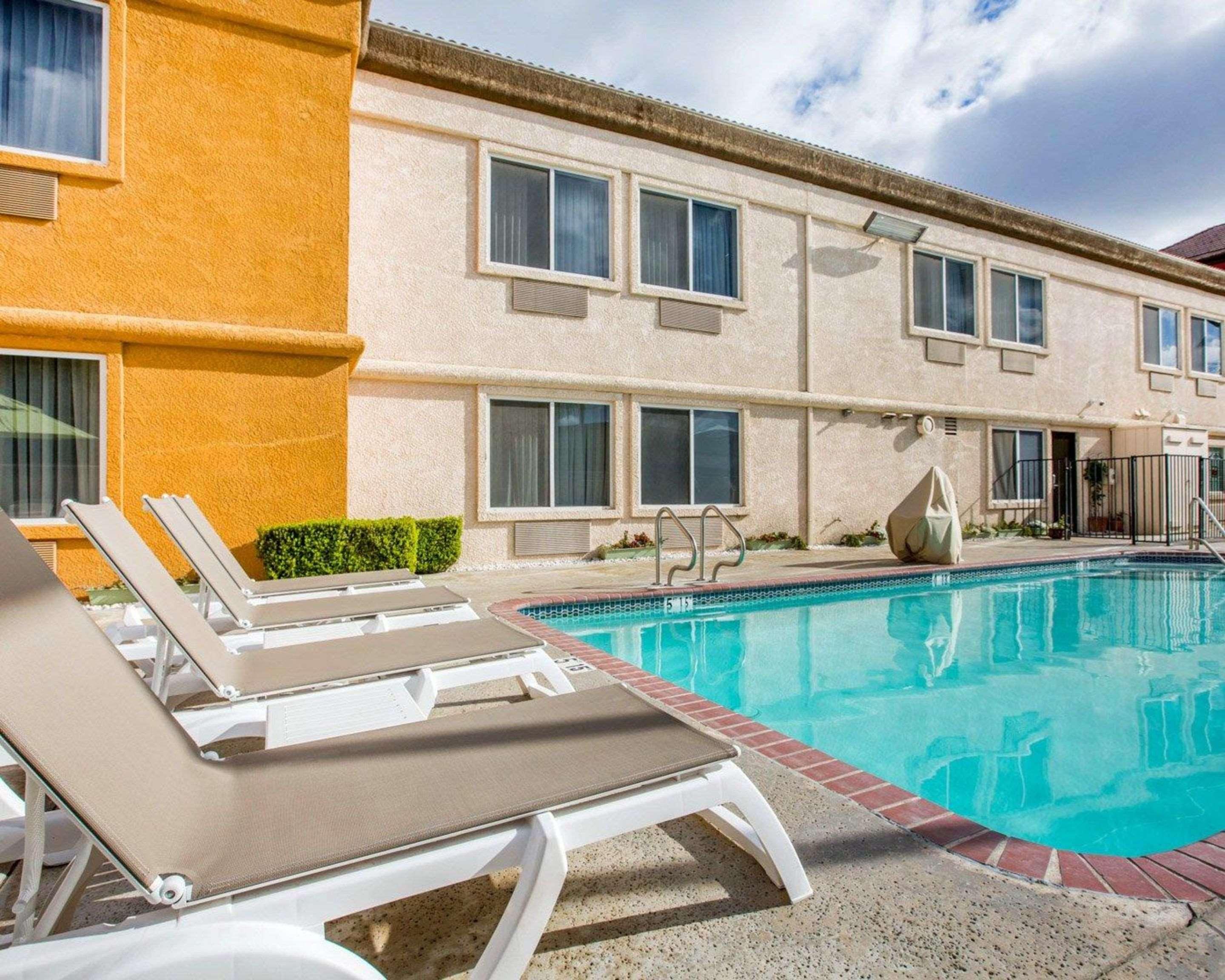 Comfort Suites Tulare Exterior photo