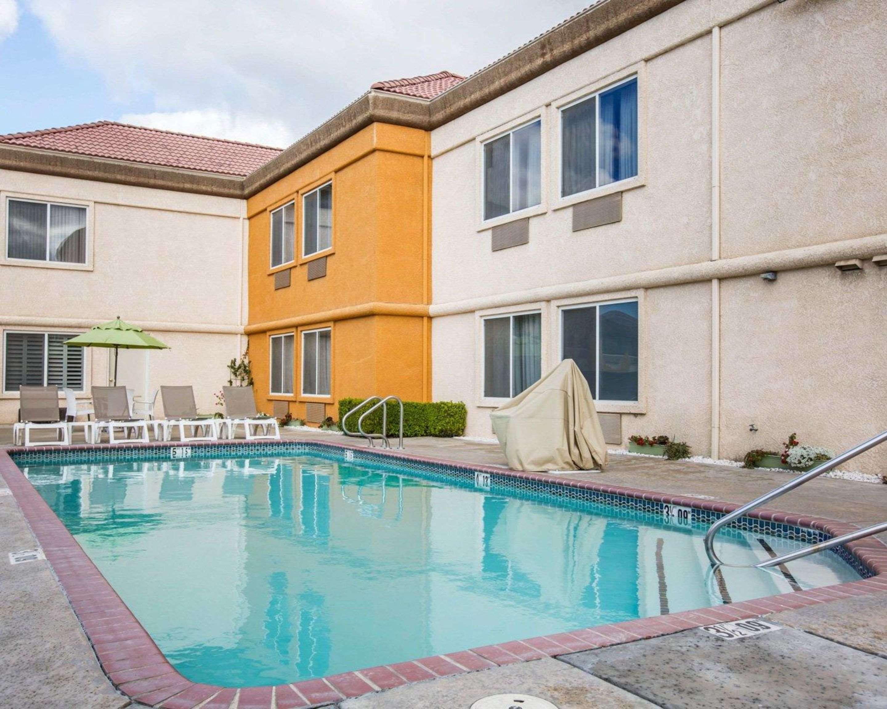 Comfort Suites Tulare Exterior photo