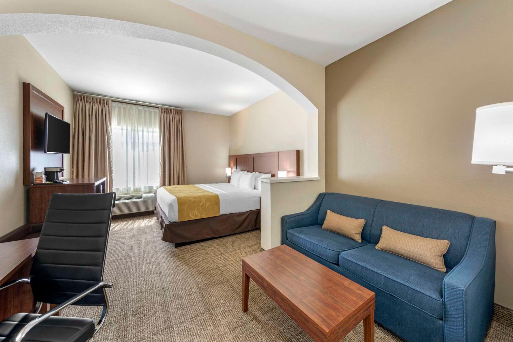 Comfort Suites Tulare Exterior photo